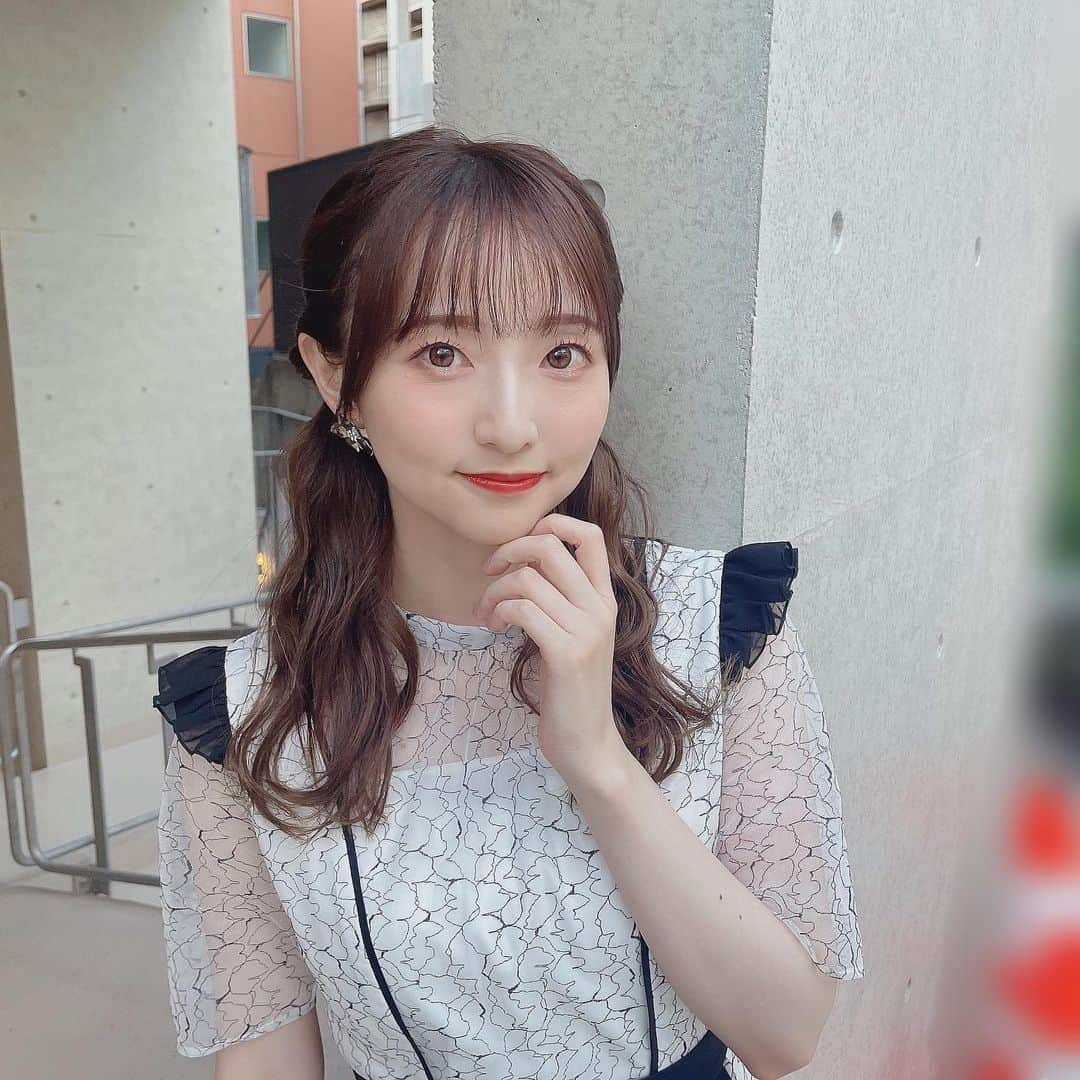 田中美海のインスタグラム：「⁡ 最近のお洋服まとめ👗 ⁡ 1.2枚目:スタイリストさん提供🌟 プロジェクト『カルネアデス』にて エル役を務めさせていただきました！🪽 収録はうえしゃまと一緒☺️ 嬉しかったなあ…しみじみしじみ。 ⁡ 3枚目: #tittyandco 🖤 朗読劇『WARAI-GOE』にてベジ…R藤本さんと！！ 汚ねぇ花火だポーズ！（言ってておもろい） ラジオでもお話ししましたがとにかく新鮮で、笑いが取れたときは嬉しくて🤣 笑い疲れてほっぺが痛かった一日でした！ ⁡ 4枚目: #AndCouture 💙 まいせんフェス2DAY第1部での衣装！ かっこいい系の曲が多かったり、ブルーバードのブルーや！と思って着てみました🕊️💙 とにかく楽屋がうるさ…にぎやかでした☺️ レイルグンMVの一部はまいこちゃんのTwitterに載ってるよ！ ⁡ 5枚目: #willselection 🩷 まいせんフェス2DAY第2部での衣装！ 可愛い系の曲が多かったのでガーリーなピンクです🩷エリイちゃんが隣にいると安心するなあ✨本当に楽しい一日でした！ ⁡ 6枚目: #lilybrown 🩶 舞台『アキバ冥途戦争』アフタートークに出演させていただきました！ 座りがないので膝上丈久しぶりに着てみたよ✌️ロングブーツはまだ季節的に暑かった…笑 一お客さんとしてめちゃくちゃ楽しませていただいて、まるで画面の向こうからみんなが飛び出してきて目の前に広がっているようでした！お声も皆さん寄せてくださって、たくさんアニメや曲を聴いてくださったんだなというのが伝わってすごくすごく嬉しかったです！完成度高すぎて何度でも観たい！！本当に楽しかったです✨公演お疲れ様でした！ ⁡ 7枚目 おまけの田中家ディズニー🏰🤍 母の誕生日ということでお祝いも兼ねてめちゃくちゃ久しぶりに家族で行ってきました！ 現地集合して日傘開いたら妹が「え？」とか言い出して私とまるっきり同じ傘出してきやがった。その時の後ろ姿です。ニコイチすぎて草。 そんなお話はみなはうすでもしてますのでよかったらアーカイブチェックしてくださいね！ ⁡ ⁡ そんな感じで最近のイベントまとめでした〜！ 来週は京まふ！🍵楽しみだー！！」