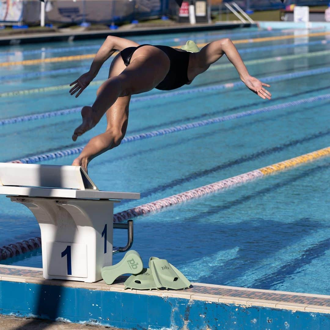 ブロンテ・キャンベルのインスタグラム：「Getting ready to race again this week!  National Short Course champs are on and I’m looking forward to seeing what I can achieve.  Also taking my new PB gear to their first National meet ✌️」