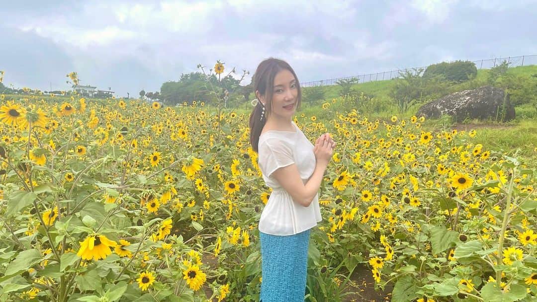元井美貴のインスタグラム：「夏から秋になりますね🌻  先週から #Voicy で音声配信を始めました！ ストーリーにリンクを付けておきましたので 隙間時間や作業中にお聞きいただけると喜びます🎙️  この時の服はサブスクの #エアクロ #aircloset です 色々な服が着られて楽しい👗  (もしご興味ある方は 初月会費53%0FFクーポン 紹介コード【c5W3m】をどうぞですー)」