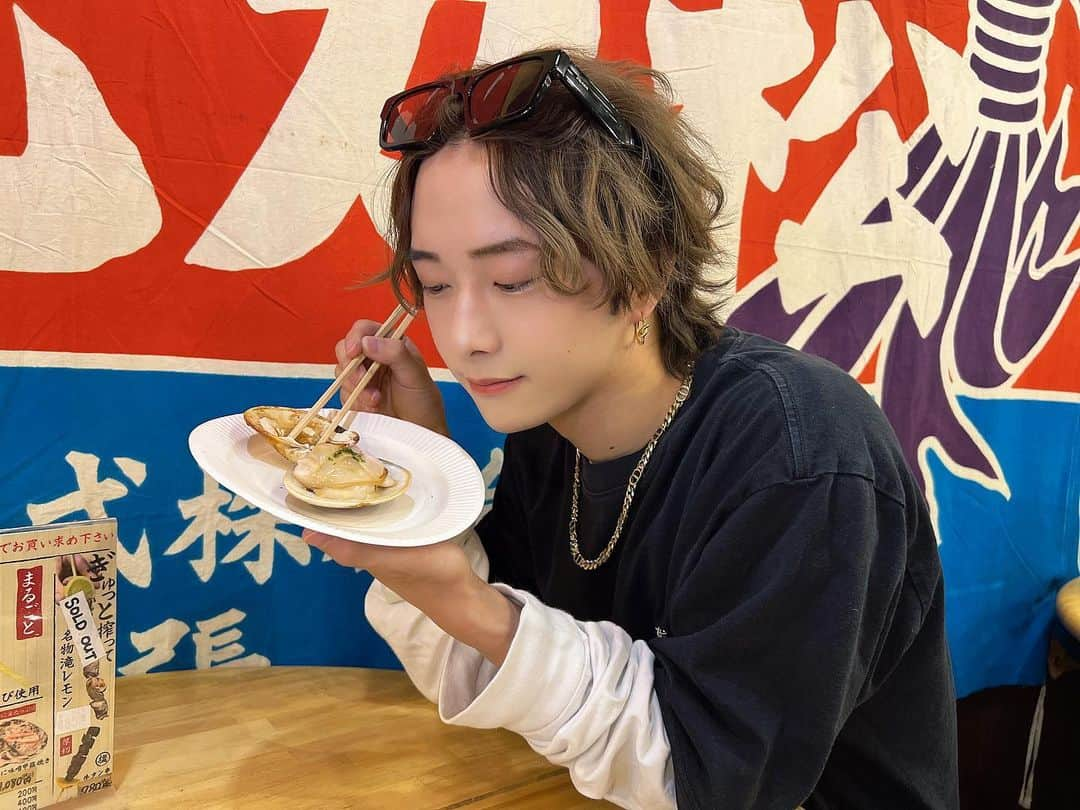 椚三波斗のインスタグラム：「京都in 錦市場🐟　 美味しいもの食べたら元気でるよね」