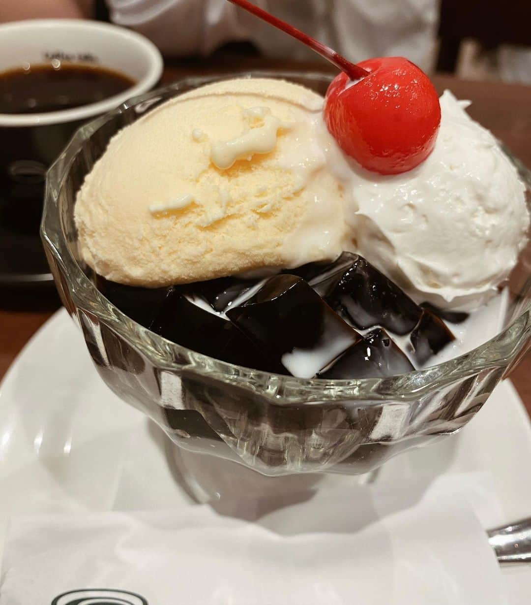 石塚絵梨のインスタグラム：「☕️🍒🍨  #🤍」