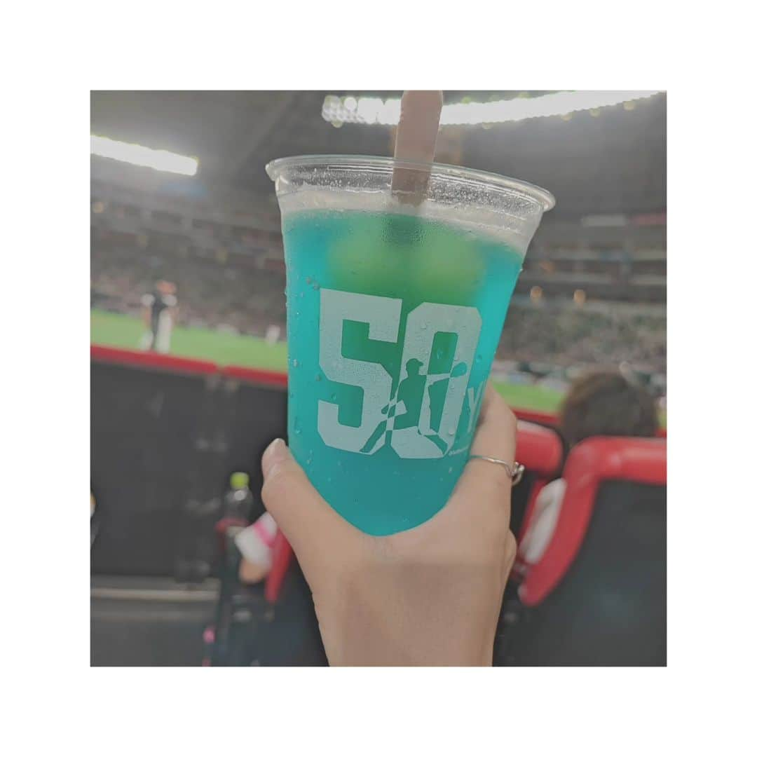 小泉里紗のインスタグラム：「初paypayドーム🏟️⁡ ⁡アイスはいってるお酒美味しかった🥃 ⁡ ⁡ #時差投稿⁡ ⁡ #12球場制覇まで残り3球場 ⁡ ⁡ #playersdrink⁡ ⁡ #ギータガーリックライス⁡ ⁡ #ギータハイボール⁡ ⁡ ⁡ #とりかわ竹乃屋 ⁡ ⁡ #グローブは右利き用⁡ ⁡ #paypayドーム ⁡ ⁡ #paypayドームグルメ」