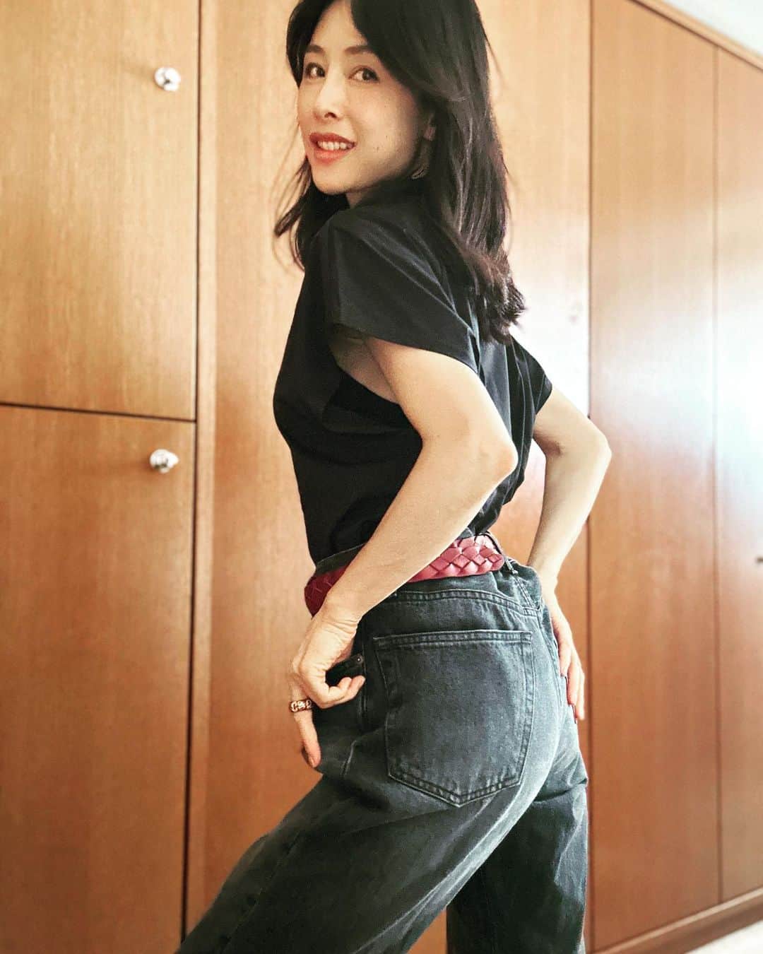 のインスタグラム：「❇︎ BLACK×BLACKstraight ripped jeans ウエストが大きいのでベルトで締める。裾のダメージのほつれは長いから少しカットした。本当は体型に合ってなさそうだけど、履いているw 友達を家に呼んでランチはブリトー。同じ山羊座同士、分かり合える親友♑️♑️星座のタイプは本当に似ていると思う。  #fashion #ファッション #makeup #メイク #lunch #ランチ　 #frijoles #フリホーレス #centforce #セントフォース」