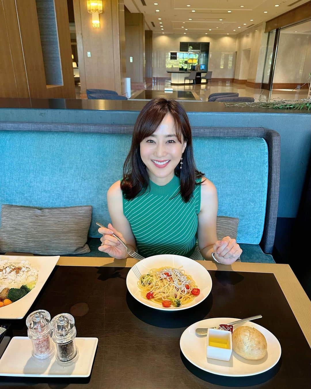 村上麻衣のインスタグラム：「しらすのペペロンチーノ でランチタイム🍽️  神奈川県の海の近くは、シラスが名物です。  初の小田原。 海をみながらドライブもできて 楽しかったな🚗  それにしても、今日も暑いです〜🥵 クーラーつけずに眠れる日が、待ち遠しい！  #神奈川グルメ #美味しい #美味しいもの #ドライブ まだまだ#夏 #笑顔#smile」
