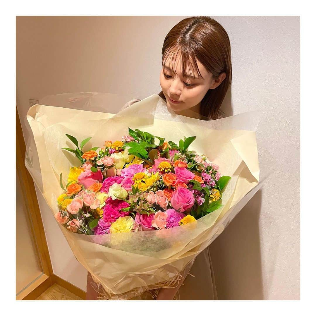 宮澤智のインスタグラム：「★ 大きな花束をもらいました💐  出産から1ヶ月ほどたちましたが バタバタ＆必死で毎日気がつくと夕方です🌆  #感謝 #育児」