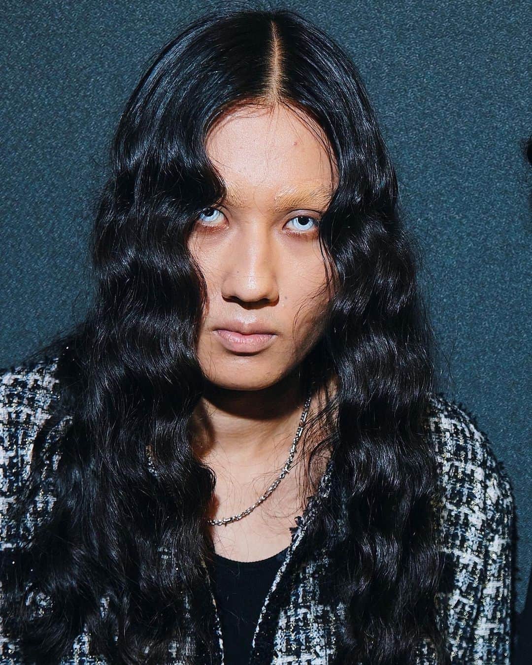 資生堂 のインスタグラム：「el conductorH  @el_conductorh  spring/summer 2024 collection 'suppression'   HAIR &MAKEUP led by 新城 輝昌　@teru_shinjo    DESIGNER: SHINTARO NAGAMINE SHOW DIRECTOR: KENTO TERANAKA (SUN DESIGN INSTITUTE.) MUSIC: OVER KILL(FUJI TRILL & KNUX) PR: RISA SASAOKA(Peeps)   #RakutenFWT #2024ss #tokyofashion #fashion #beauty #shiseidohma #資生堂ヘアメイクアップアーティスト #新城輝昌 #teruakishinjo」