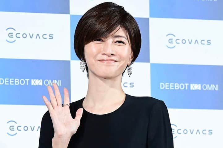 DoctorX 大門未知子～　ファンアカウントのインスタグラム：「発表会内で紹介された家庭用ロボット掃除機を引き合いに「自分が信じている仲間やそういう人たちの言葉を素直に受け入れて、迅速に対応して、スムーズにいろんなことに対応できるような、そんな自分にこれからもたどり着いていきたい」と目標を口に。「このお仕事ですから、自由に、誰から強制させるわけでもなく進んでいけるように、自分らしくあるように」と自身に言い聞かせるように述べた。 #内田有紀 閃閃發亮的姐」