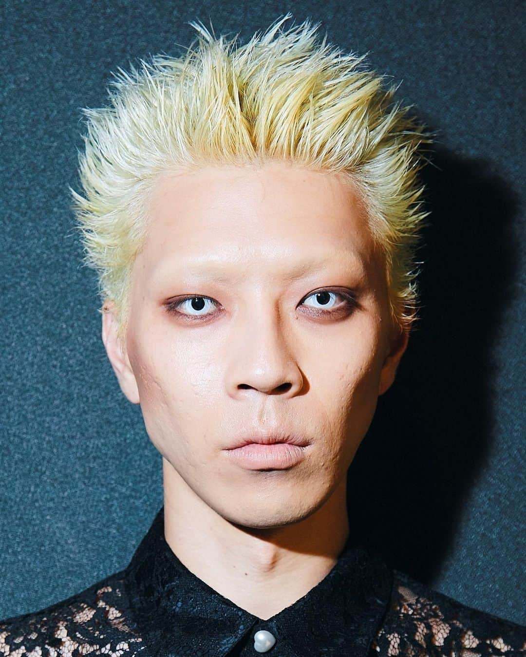 資生堂 のインスタグラム：「el conductorH @el_conductorh  spring/summer 2024 collection 'suppression'   HAIR &MAKEUP led by 新城 輝昌　@teru_shinjo    DESIGNER: SHINTARO NAGAMINE SHOW DIRECTOR: KENTO TERANAKA (SUN DESIGN INSTITUTE.) MUSIC: OVER KILL(FUJI TRILL & KNUX) PR: RISA SASAOKA(Peeps)   #RakutenFWT #2024ss #tokyofashion #fashion #beauty #shiseidohma #資生堂ヘアメイクアップアーティスト #新城輝昌 #teruakishinjo」