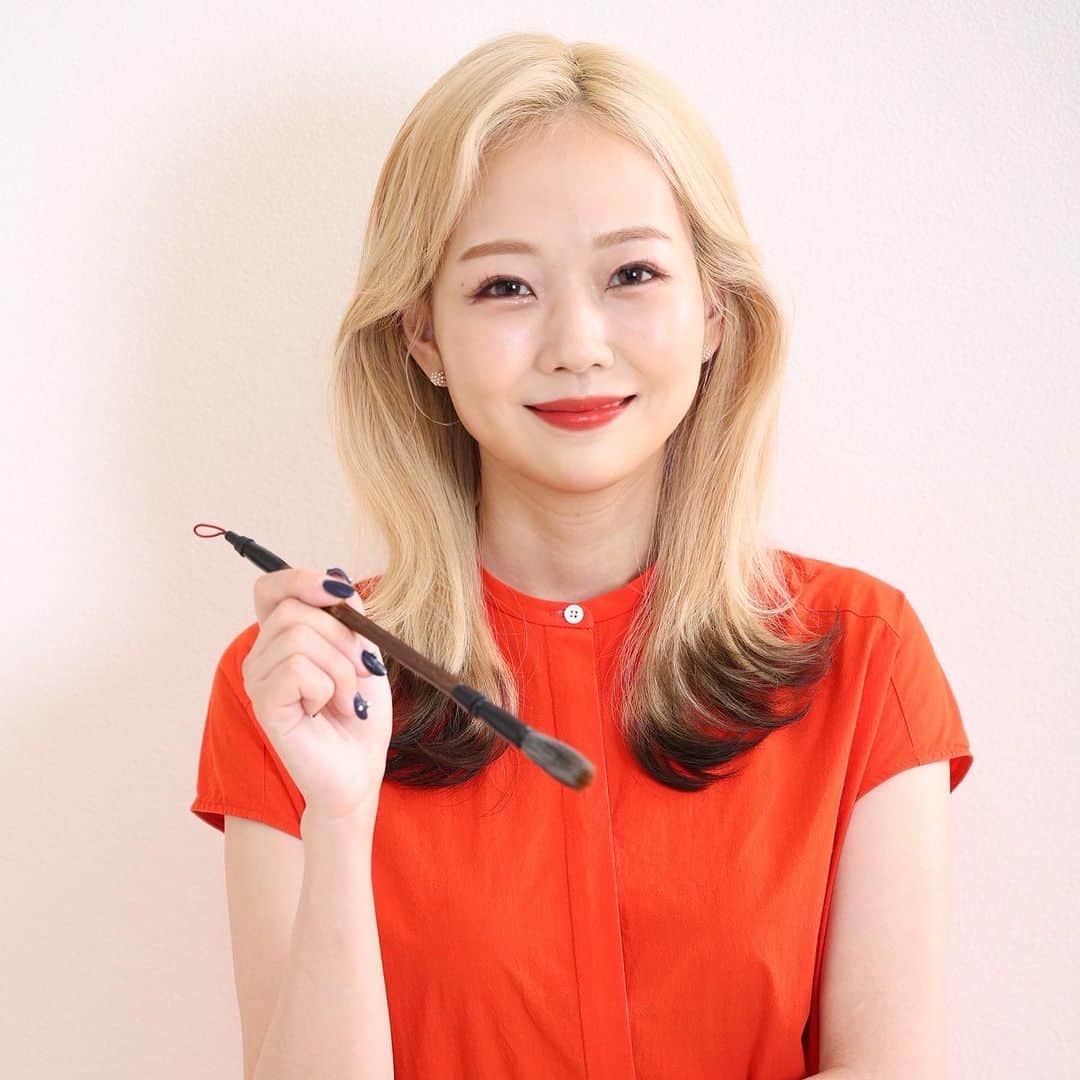 河島あみるさんのインスタグラム写真 - (河島あみるInstagram)「株式会社ツキハナに仲間入りした 書道家の三都華子（みとかこ）さんです🙋‍♀️ 花やラメ、インクを使った華やかで独創的な作品が国内外で人気です。 喋ると天然でめちゃ可愛い😁  企業とのコラボ、作品提供、書道パフォーマンスなどなど、楽しいことができたらなぁ。 三都さんの作品は インスタグラムにも @mitomisulgwan   株式会社ツキハナ、所属アーティスト一覧は↓ https://tsuki87.com  どうぞよろしくお願いします。  #ツキハナプロモーション #株式会社ツキハナ#京都#書道#書道家#書道パフォーマンス#京都タレントエージェンシー#講演#ライブ」9月12日 14時57分 - amiru_kawashima