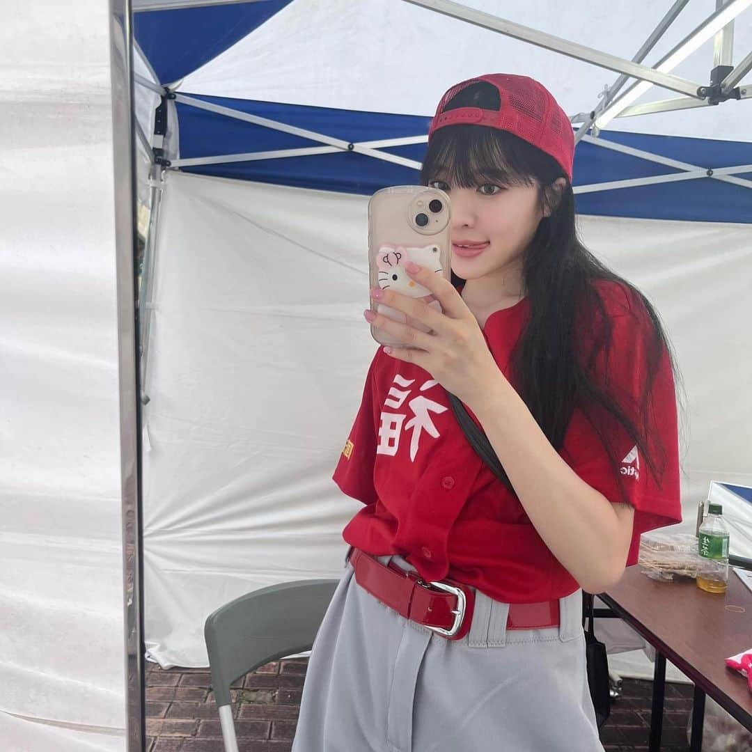 吉田菫さんのインスタグラム写真 - (吉田菫Instagram)「風とロック芋煮会の二日間🍲🎙️⚾️❤️  超地元で行われるこの素晴らしくアットホームで、なんでもありで、みんなが幸せそうで、変わったフェスが大好き🥹❤️‼️  なんかいつも本当に幸せな気持ちになるなぁ♡  毎年お誘いしていただき、会場に戻って来れるのも、毎年出るアーティストさんに会えるのも、このフェスでファンのみんなに会えるのも、全部が嬉しい( ◠‿◠ )  来年は、もっと身体が動くようになってバリバリで参加するぞ〜！(まだ来年の話はされておりませんw)  あいらーびゅーべいべーふくしま❤️❤️❤️❤️❤️❤️❤️❤️❤️❤️  #風とロック芋煮会2023」9月12日 14時58分 - sumiredooon1228