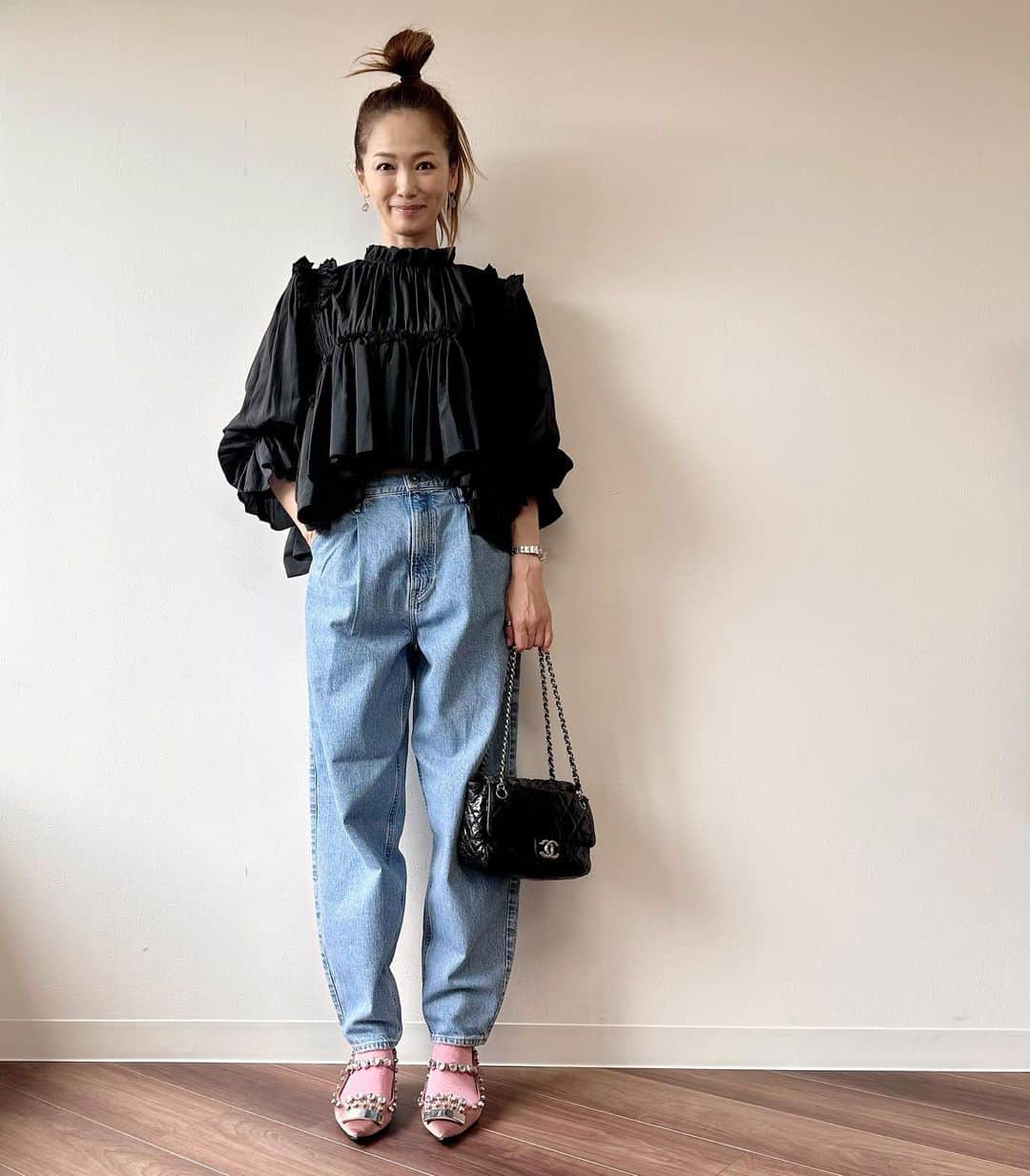 倉本康子のインスタグラム：「⭐️ 今日はupper hightsのnewデニム♪ @guestlist___tokyo  @upperhights   今流行りのカーヴィーシルエットで カッケーのだ！ サイドシルエットも好き🩷 トップスをタイトにしてインしててもいいけど、さすがにまだ暑いから ちょいお腹見せぐらいのトップスにしたー。 秋冬になったらタートルとショートブーツとかで履きたいなー。 30℃超えの今日だと想像つかないけどねw  #今日のファッション #ootd #upperhights  #guestlist  #guestlisttokyo  #カーヴィーシルエット  #デニムコーデ  #アラフォーファッション #アラフィフファッション #秋ってくるのかな #黒ブラウス　は @herin.cye  で買った」
