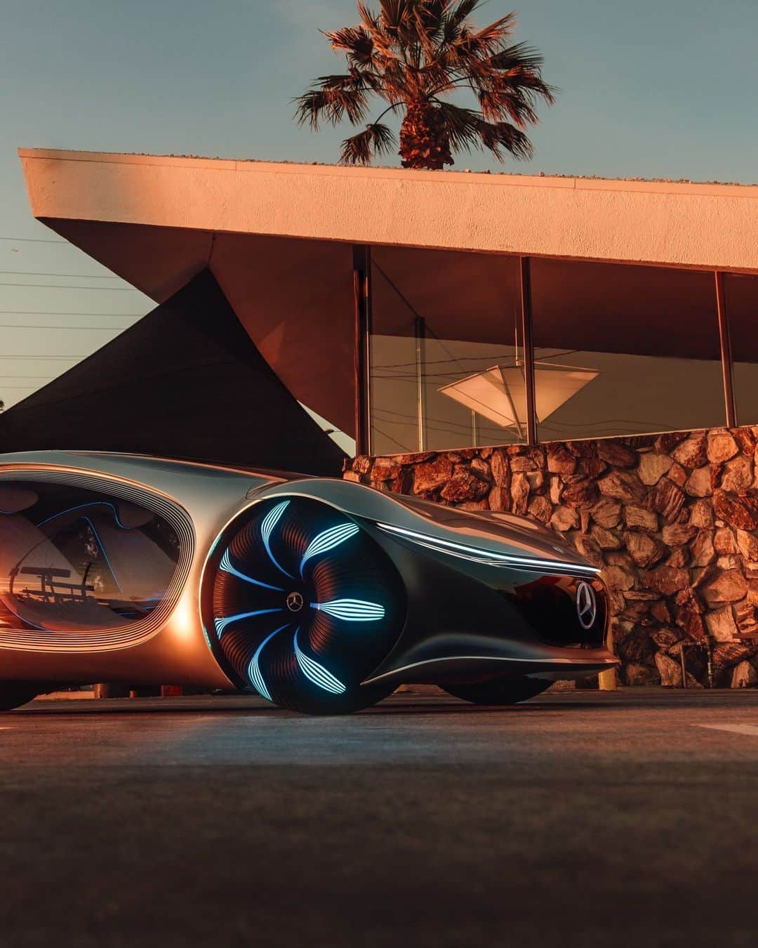 メルセデス・ベンツさんのインスタグラム写真 - (メルセデス・ベンツInstagram)「Discover the future of mobility with the #VISIONAVTR.  The concept car has been designed in collaboration with the filmmakers of @avatar to highlight the team’s shared values of innovative strength, connectivity and sustainability.  #MercedesBenz #ConceptCar #MBcreator」9月12日 15時00分 - mercedesbenz