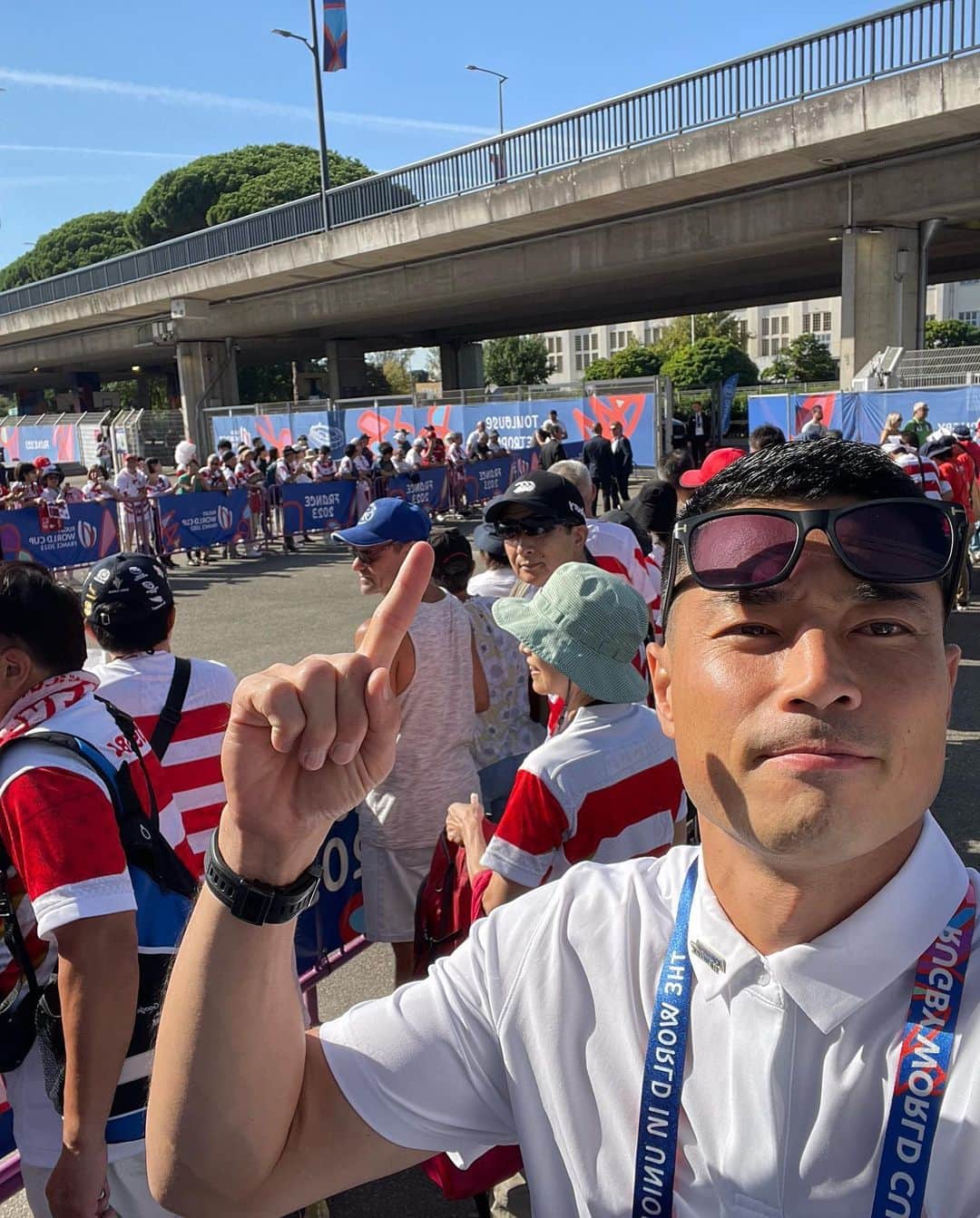 山田章仁のインスタグラム：「①代表選手の出待ち ②応援団に仲間入り ③チリ応援に押され気味の山田 ④試合より盛り上がる音楽隊 ⑤辛口」