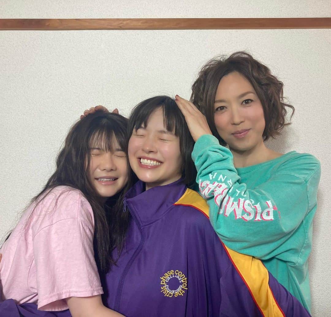 初恋、ざらりのインスタグラム：「#初恋ざらり 🌸🤍オフショット  #若村麻由美 さん #小野花梨 さん #高山璃子 さんのスリーショット📸  10話でお休みだった友ちゃんも 有紗が心配で11話に登場します°･🐠  第11話は9月15日(金) 深夜24時12分放送🪼  TVerで10話見逃し配信中🫧」