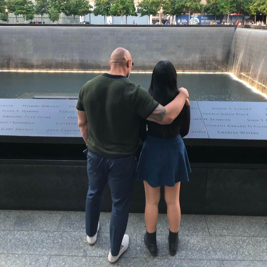 ドウェイン・ジョンソンのインスタグラム：「My daughter Simone was less than one month old when 9/11 went down. I was in Texas at that time and drove back home to Florida as fast as possible to my family and made sure they were safe.   It’s what we all wanted to do.  Keep our families safe and come together as a country.  As one.  Nothing else mattered.  We all had each other’s backs.   I believe deep down, despite all the noise - we all still have each others backs.   We all lost something or someone that day.   But we also all had (and still have) the opportunity to live as greatly as we can in the spirit of those who lost their lives that day.   I’m grateful I can put my arms around my three daughters.   Relentless in protecting them and all of our freedoms.   Forever a proud patriot of our great country.  We will never forget.   September 11th, 2001  History is always watching.   Onward.」