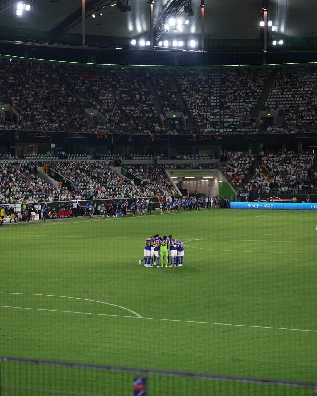 佐藤香菜のインスタグラム：「🇯🇵 VS 🇩🇪 📍Volkswagen Arena 4-1 の勝利 観にこれて本当に良かった... ビールを水のように飲むドイツ人おじさまたちは ゴールに喜ぶわたしたちに微笑みかけてくれたり ハイタッチ&グータッチしてくれて 優しく接していただきました。」