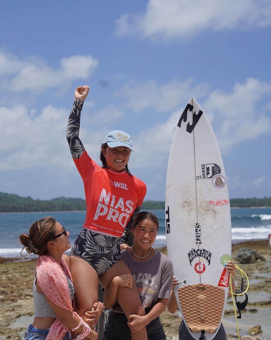 のインスタグラム：「@cocona_kawase  WSL Nias Pro Junior 優勝おめでとう🎉  photo @nachos.san」