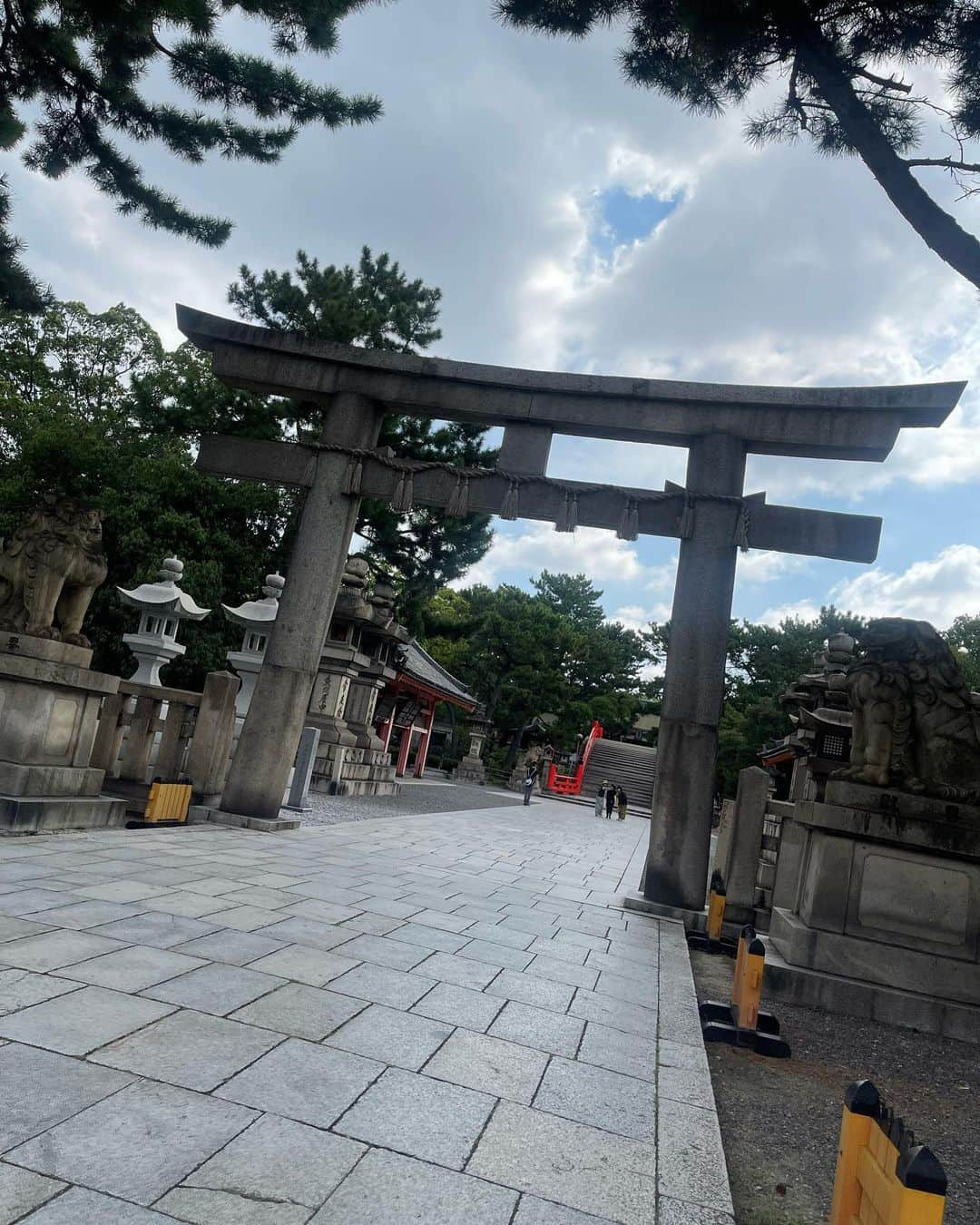 植田麻友美さんのインスタグラム写真 - (植田麻友美Instagram)「今回は住吉大社さん⛩  おっきくて、どっしりで  びっくりした🍀  住吉大社さんは  摂津国一之宮で住吉神社の総本社⛩  境内には第一本宮から第四本宮があってそれぞれ御祭神が祀られてるよ‼️  航海の守護神として崇敬があって  現実に姿を現せる神様としても信仰されてて  禊祓・産業・貿易・外交の祖神さん！  そして境内には  五大力石があって  願いが叶うスポットですごく有名みたいでした🍀  なので、わたしも五大力石を拾ってお守り袋に入れて持ち帰りました😊  ちなみに五大力石の意味は 👇 体力・知力・財力・福力・寿力(命)っていう意味で 住吉大社の果てしないご人徳・ご守護を象徴してるんだって🍀  なんて素敵なのだろ🤭  大切に持ち歩きます‼️  皆様も是非住吉大社さんでパワーを貰いましょ！   #住吉大社  #五大力石  #神社巡り」9月12日 15時08分 - ue_mayutaro