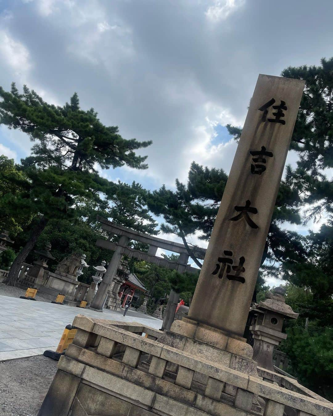 植田麻友美のインスタグラム：「今回は住吉大社さん⛩  おっきくて、どっしりで  びっくりした🍀  住吉大社さんは  摂津国一之宮で住吉神社の総本社⛩  境内には第一本宮から第四本宮があってそれぞれ御祭神が祀られてるよ‼️  航海の守護神として崇敬があって  現実に姿を現せる神様としても信仰されてて  禊祓・産業・貿易・外交の祖神さん！  そして境内には  五大力石があって  願いが叶うスポットですごく有名みたいでした🍀  なので、わたしも五大力石を拾ってお守り袋に入れて持ち帰りました😊  ちなみに五大力石の意味は 👇 体力・知力・財力・福力・寿力(命)っていう意味で 住吉大社の果てしないご人徳・ご守護を象徴してるんだって🍀  なんて素敵なのだろ🤭  大切に持ち歩きます‼️  皆様も是非住吉大社さんでパワーを貰いましょ！   #住吉大社  #五大力石  #神社巡り」