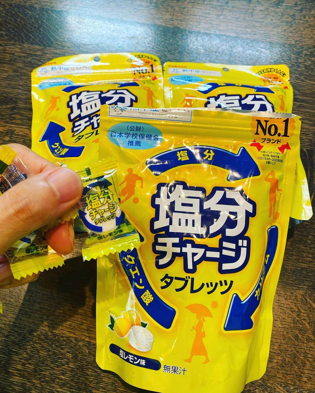 神宮司治のインスタグラム：「やっとGET出来た！！ コンビニにもドラッグストアにも見当たらなかったけど、普通にスーパーに売ってた🍬 この夏で塩分の大切さに気が付いたからね〜🧂 #塩分チャージ  #神宮司治 #ドラム #レミオロメン」