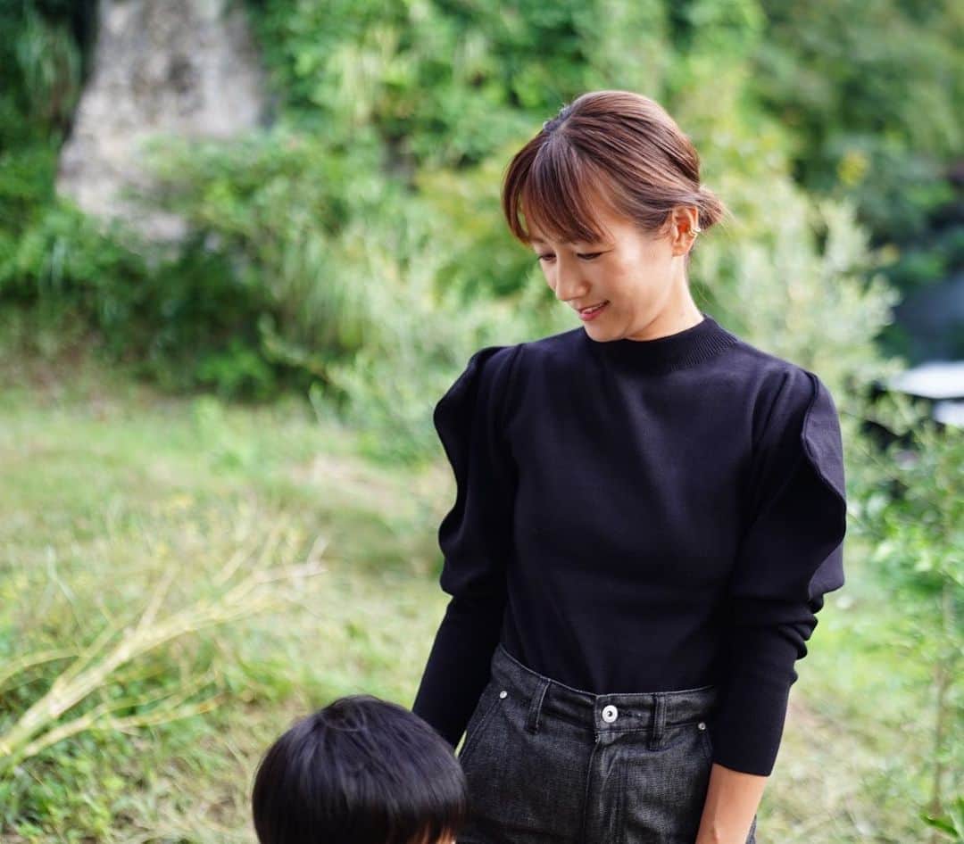 前田有紀のインスタグラム：「この夏でぐんと背が伸びた次男。もう私の腰らへんまで頭が届きそう。体は大きいけど甘えん坊なので、本人は赤ちゃん気分でどすんっと乗っかってきます。重たいです、、。  立体的なシルエットのニットは、 @newans.official の秋アイテム。さらっと肌触りがよいのでまだ少し暑い日でも着やすい。今日みたいなガッツリ作業の日でもデニムと合わせてちょっときれいに着られるのが嬉しいです。背が低くて手足も短い私は、いつもコンプレックスがあって、もっと背が高かったらなぁ、ごつい部分がすらっとなれたらいいなと憧れることもあるけど、だからこそ、スタイルアップできて着ることが嬉しくなる服や、楽しくいられる服って心強いし、心底ありがたいなと思う。自分が好きになれること。それが服を着る上では大事なことだと思う。  knit : @newans.official  denim : @and__her  #newans #pr」