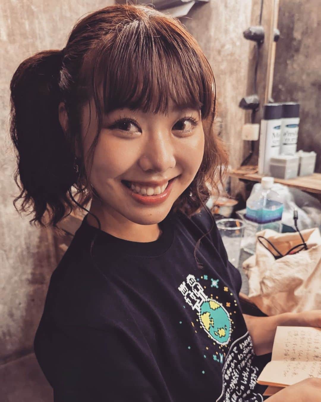 のインスタグラム：「皆様お誕生日のメッセージありがとうございます😭😭😭😭😭😭😭😭😭❗️❤️  マユムラーたちの祝いの投稿見てニッカニカのアッハアハ笑ってどうにかなりそうなくらい幸せだよ。  出逢ってくれてありがとう🥲  これからも幸せなこと一個でも増やす  爆笑しながらしにたいからね  今年の目標はMステに出る、早くスタジアムツアーする、ガガと共作、有村架純ちゃんのドラマの主題歌作る、本を沢山読む、野生に生きる、早く売れる！です！  私はいつでも生き急いでるけど、ここは落ち着いて、作品もライブも丁寧にやっていきます！  今後とも眉村ちあきをよろしくお願いします🫶  ラブズッキュンフォーエバー」
