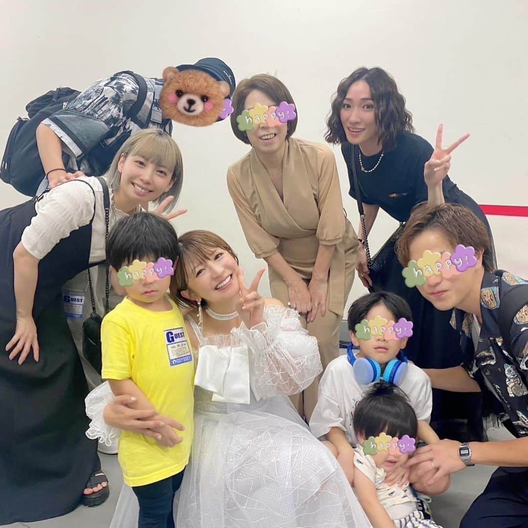 矢口真里のインスタグラム：「今回、 １番嬉しかった事は、 家族や友達が見にきてくれたこと✨ 大きなステージで歌ってるとこを 息子たちに見せられるのって、 最初で最後かもって思ってたから、 来てくれてとにかく嬉しかったです。 ステージからも見つけられたし♡  ただ、 次男は途中まで寝てて私の出番くらいから大暴れ💦 長男はステージの上のママに会いたいって大泣きだったらしくめちゃくちゃ大変だったみたいです💦 可愛いけど🥹 本当にお疲れ様でした。  おとうちゃんは、 当時矢口真里に興味なかったみたいだけどw 今回で少しは興味もってもらえたかしら♡  ほんとに家族に助けられて支えられた２５年間でした。 これからも一生よろしくお願いします。  お父さんは仕事で来れなかったんだけど、 実は私の１番のファン。 DVD出るといいね👍✨  #それ見て晩酌 #父よどんまい #ゆしんはもう親族  連投にお付き合いいただき ありがとうございました😊✨」