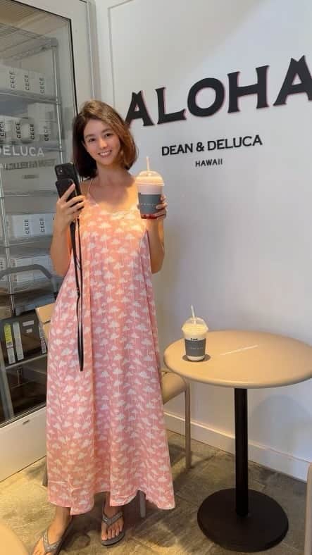 Angels By The Sea Hawaii Waikiki Based Boutiques ?Original clothing designed のインスタグラム：「先週のインスタLIVEハイライト😎 @deandeluca_royalhawaiian のシェイクを飲みました！  着用したドレスは @angelsbythesea  Lanipo Dress👗  水着の上から着ても、上にカーディガンを羽織っても、サラッと着心地の良い新作ドレス。  背中が大胆にあいていて、首の紐を調整するだけで素敵にフィット！  With its exquisite palm tree design, the Lanipo dress pays homage to the lush tropical landscapes of Hawaii. Its tie-back feature adds allure, enhancing your neckline and evoking a sense of goddess-like elegance.  👗 Lanipo Hawaiian Palm Tree Dress 📸 @cottoncandy_o0.0 @mayumi_hawaii thank you so much🩷 📍 @deandeluca_royalhawaiian , Hawaii  @angelsbythesea has been Hawaii’s resort fashion brand based in Honolulu, Hawaii, since 2010. Please visit our online store 🌺www.angelsbytheseahawaii.com Owner Designer Nina Thai (Miss Waikiki) @nina_bythesea (日本語勉強中📚🙇🏻‍♀️) Please feel free to tag your pic for a chance to be featured!  ハワイのリゾートファッション、 エンジェルズバイザシー はミスワイキキである Nina Thai によって作られたハワイオリジナルファッションブランドです🌴日本語ウェブサイトはこちら www.angelsbytheseahawaii.jp  ハワイやリゾートファッションが好きな人は是非私達のアカウントをフォローして下さい🙌また私達の商品をポストする際にタグ付けしていただいたら私達からリポストされるチャンスがあります  #angelsbytheseahawaii #angelsbythesea #resortwear #hawaii #waikiki #supporthawaii #sheratonwaikiki #bandeau #palmleaves #hawaiibeaches  #ハワイ #ワイキキ #カイルア #ラニカイビーチ #シンプルコーデ #ハワイ好きな人と繋がりたい #エンジェルズバイザシーハワイ #エンジェルズバイザシー #リゾートファッション #ハワイに恋して #ハワイ限定 #シェラトンワイキキ #ワイキキビーチ」