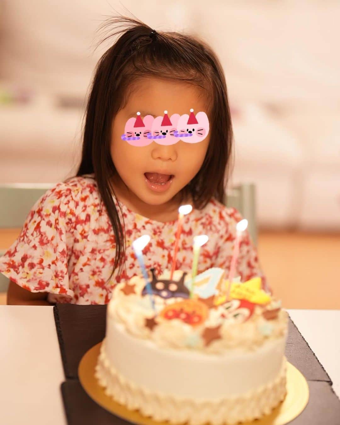 友利新さんのインスタグラム写真 - (友利新Instagram)「9月9日は次女の4歳のお誕生日でした🎂 末っ子おチビ。まだまだ赤ちゃんだと思っていたらあっという間に4歳。 ついついおチビ扱いしてしまいがちですが立派なお姉さんになるんだ！とアンパンマンのケーキはこれで最後ね♡といいつつ、プレゼントはアンパンマンでいいよ！と言ってみたりとまだまだ揺れ動く乙女心のようです(笑) 兄妹の中で私に1番似ていてハラハラする事も多いのですが、3人目にしてやっと子育てを楽しめている気がします✨」9月12日 15時30分 - aratatomori