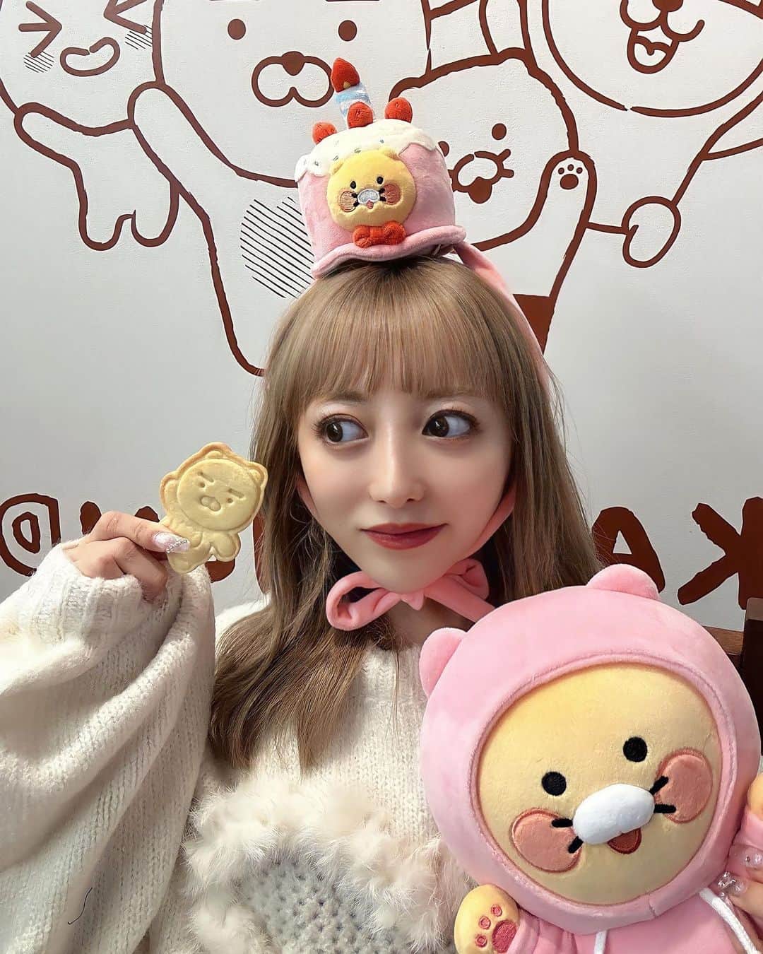 ひなたろす（佐原ひなた）のインスタグラム：「チュンシギって名前らしい🌼🐻 わかが頭につけるやつ貸してくれた🐻  スライドして画像みてね☟  bag 🎀　@sheinofficial  シーインのHallowsJP27 クーポン使って🍫 13409150品番🩶リボン可愛すぎる。  　 @cosnori_jp のトーンアップクリームとベース！ ノーファンデでもトーンアップしてくれて 使い心地抜群でした🥺  @shopcider_jp クーポンSAHARAHINATA_IG  ハートニット🧶🥰  #ムーンソウル　#kakaofriends #カカオフレンズ  #cosnori #コスノリ #コスメ #チュンシギ #韓国カフェ #cafe #カフェ巡り #表参道カフェ #渋谷カフェ巡り #渋谷カフェ #代々木カフェ #表参道カフェ #shein購入品 #シーイン」