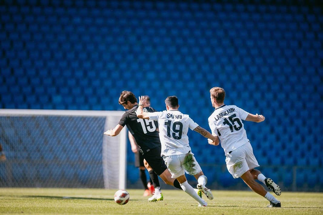 ティム・クローゼさんのインスタグラム写真 - (ティム・クローゼInstagram)「It was a pleasure sharing the pitch again with my former teammates from @fcbasel1893.   What a way to say goodbye capitano @vstocker89   It was a honour to share so many  great memories on and off the pitch with you. Enjoy what’s coming next… we’ll meet again❤️  #instakräss #valihauseum #tk15 #salivali」9月12日 15時25分 - timm_klose_gt