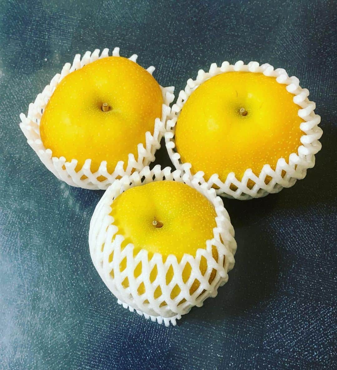 大上邦博さんのインスタグラム写真 - (大上邦博Instagram)「鳥取県オリジナル品種の梨、その名も「新甘泉（しんかんせん）」をいただきました。 糖度1億くらいあるんちゃうの？！激ウマ！」9月12日 15時27分 - ooooueeee
