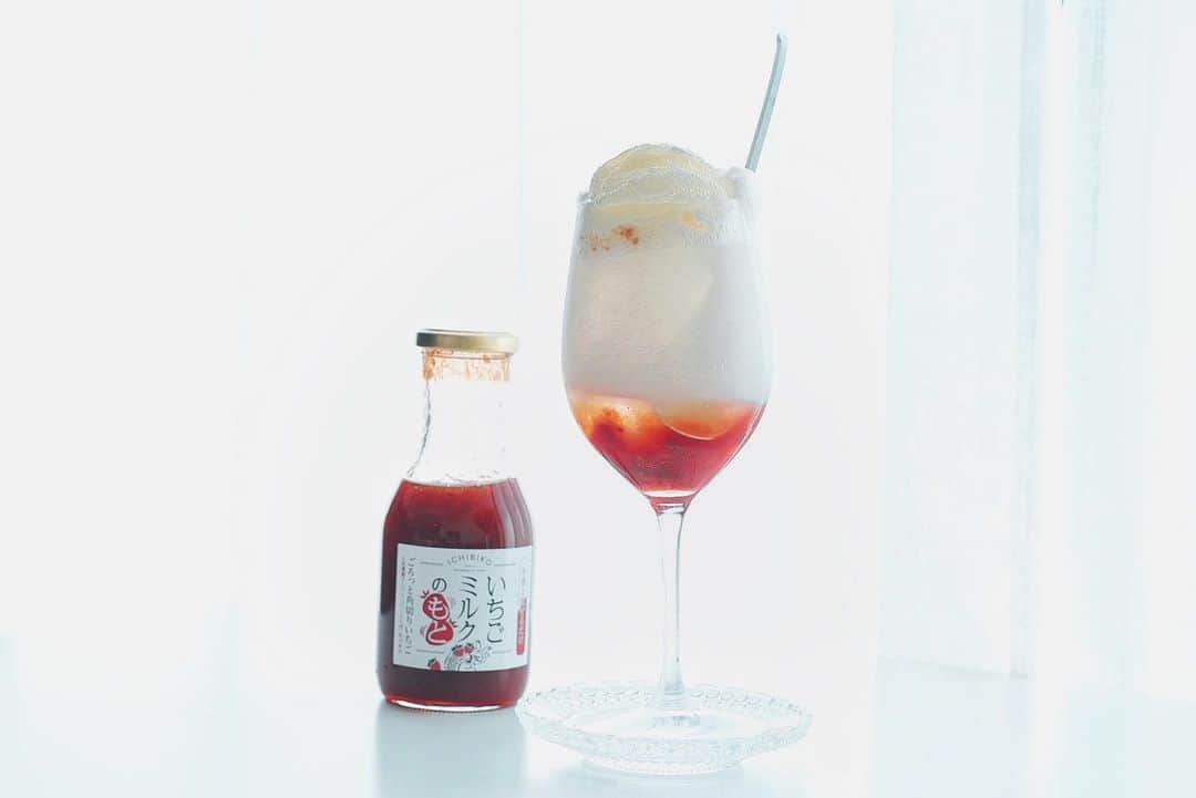 紗々のインスタグラム：「先日いただいた #ichibiko の #いちごミルクのもと (ﾟωﾟ)🍓  クリームソーダにしたら、夢のようなのでは…！？  と思って作ってみました🥰🍓  やっぱりおいし〜✨✨✨  一緒にいただいた、いちごミルクゼリーも凄く美味しかったです🍓✨  ありがとうございました🥲💕  #いちびこ #いちごスイーツ専門店 #クリームソーダ #strawberry #creamsoda #thankyou #sweets」