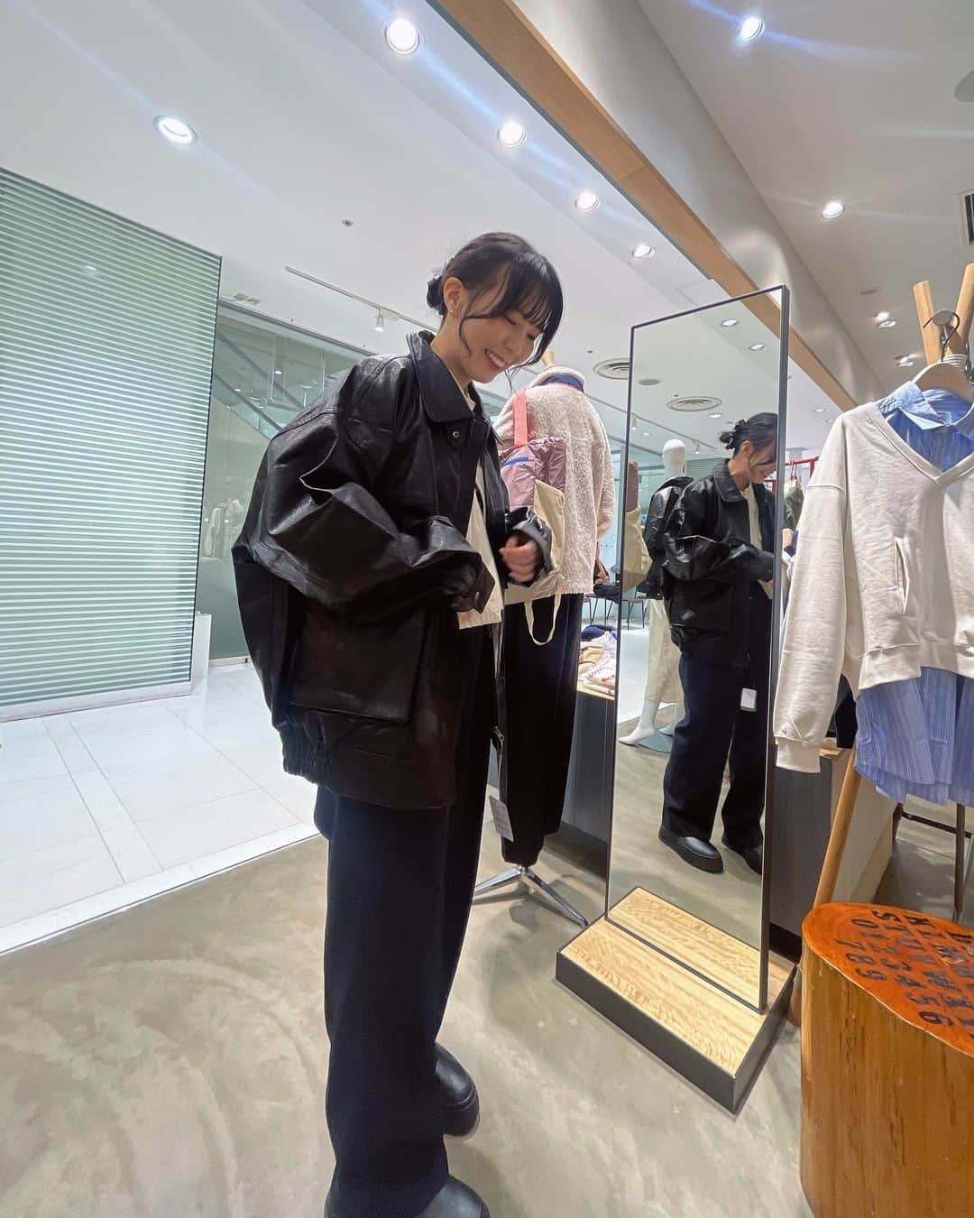 谷口茉妃菜さんのインスタグラム写真 - (谷口茉妃菜Instagram)「・  ￥🎱580のjacket🥷🏻♡  甘辛な組み合わせもいい！スキ！  #stu48 #idol #ootd  #instalike #instagood #freaksstore  #甘辛コーデ #カジュアル #レザージャケット」9月12日 15時35分 - officialmahina__