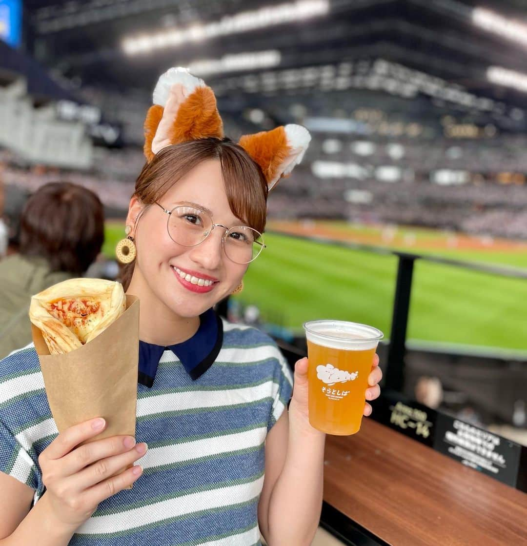 福永裕梨さんのインスタグラム写真 - (福永裕梨Instagram)「⚾️×🍻 ⠀ 仕事終わりのエスコンで飲む一杯🍺 さいっこーでした！！！👏 ⠀ 今年のマイベストビール更新した😌  今月は観戦だけじゃなくて 試合のない日にランチで訪れたり 仕事でも行く機会があったりして すでに6日間もエスコンに通ってました🐕（笑）  余裕でジムより通ってるやん😀はは  ⠀ #エスコン #エスコンフィールド北海道  #エスコンフィールド #ファイターズ  #ビール #クラフトビール  #そらとしば #よなよなエール  #醸造所  #かんぱーい #うんまぁ〜🍻 #ロールピザ美味しすぎた #エスコングルメ  #餃子ドッグも食べたよ🥟 #ビールと合う #ジムより通ってるエスコン🥹 #頼むからジムもちゃんと行ってくれ😌 #食べた分だけ動こうね😊 #lovefighters #HTB #アナウンサー #福永裕梨」9月12日 15時47分 - htb_yurifukunaga