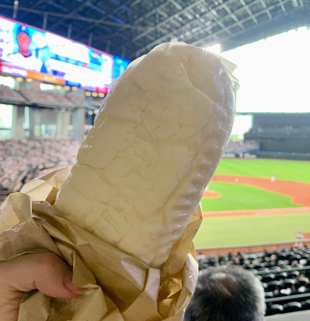 福永裕梨さんのインスタグラム写真 - (福永裕梨Instagram)「⚾️×🍻 ⠀ 仕事終わりのエスコンで飲む一杯🍺 さいっこーでした！！！👏 ⠀ 今年のマイベストビール更新した😌  今月は観戦だけじゃなくて 試合のない日にランチで訪れたり 仕事でも行く機会があったりして すでに6日間もエスコンに通ってました🐕（笑）  余裕でジムより通ってるやん😀はは  ⠀ #エスコン #エスコンフィールド北海道  #エスコンフィールド #ファイターズ  #ビール #クラフトビール  #そらとしば #よなよなエール  #醸造所  #かんぱーい #うんまぁ〜🍻 #ロールピザ美味しすぎた #エスコングルメ  #餃子ドッグも食べたよ🥟 #ビールと合う #ジムより通ってるエスコン🥹 #頼むからジムもちゃんと行ってくれ😌 #食べた分だけ動こうね😊 #lovefighters #HTB #アナウンサー #福永裕梨」9月12日 15時47分 - htb_yurifukunaga