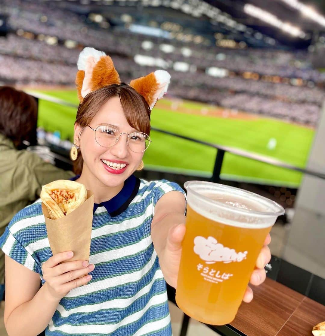 福永裕梨さんのインスタグラム写真 - (福永裕梨Instagram)「⚾️×🍻 ⠀ 仕事終わりのエスコンで飲む一杯🍺 さいっこーでした！！！👏 ⠀ 今年のマイベストビール更新した😌  今月は観戦だけじゃなくて 試合のない日にランチで訪れたり 仕事でも行く機会があったりして すでに6日間もエスコンに通ってました🐕（笑）  余裕でジムより通ってるやん😀はは  ⠀ #エスコン #エスコンフィールド北海道  #エスコンフィールド #ファイターズ  #ビール #クラフトビール  #そらとしば #よなよなエール  #醸造所  #かんぱーい #うんまぁ〜🍻 #ロールピザ美味しすぎた #エスコングルメ  #餃子ドッグも食べたよ🥟 #ビールと合う #ジムより通ってるエスコン🥹 #頼むからジムもちゃんと行ってくれ😌 #食べた分だけ動こうね😊 #lovefighters #HTB #アナウンサー #福永裕梨」9月12日 15時47分 - htb_yurifukunaga