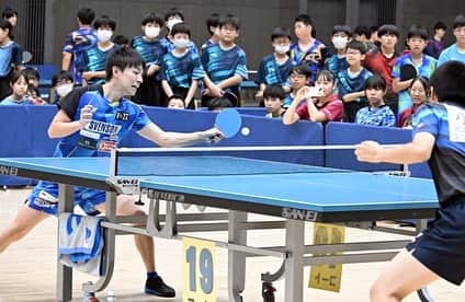 丹羽孝希のインスタグラム：「𝗞𝗼𝗸𝗶 𝗡𝗶𝘄𝗮 𝗵𝗲𝗹𝗽 𝘁𝗵𝗲 𝗰𝗵𝗶𝗹𝗱𝗿𝗲𝗻 𝗶𝗺𝗽𝗿𝗼𝘃𝗲 𝘁𝗵𝗲 𝘁𝗮𝗯𝗹𝗲 𝘁𝗲𝗻𝗻𝗶𝘀 𝘀𝗸𝗶𝗹𝗹𝘀🏓️  1⃣️ 2023/9/9: Intensive Table Tennis Training Class in Tokachi gun   東京五輪銅の丹羽選手ら指導｜十勝卓球協会強化講習会  2⃣️ 2023/9/10：Table Tennis Class in Matsumae-chō  メダリストの丹羽さん、子どもたちに技術伝授｜松前で卓球教室  ©️十勝毎日新聞 & 函館新聞  #丹羽孝希 #niwakoki #kokiniwa #tabletennis #卓球」