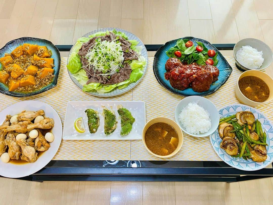 花城アリアのインスタグラム：「久しぶりのおもてなしメニュー🍽  好きな物を好きなだけ食べて下さいという気持ちで 大皿にしました😆 いつもお世話になっている方に 美味しく食べて頂けて良かったです😊  次回の歌のお仕事に向けて 準備や練習も日々がんばってます🎶✨✨  手羽元のさっぱり煮　　　　　　　　 かぼちゃのそぼろあんかけ　　　 牛肉の冷しゃぶサラダ　　　　　　 煮込みハンバーグ ホタテとアスパラの炒め物　　　　 タラと梅と大葉の天ぷら←これだけ要研究😂 白ごはん なめこと豆腐のみそ汁  #おうちごはん #テーブルにのりきらない　笑」