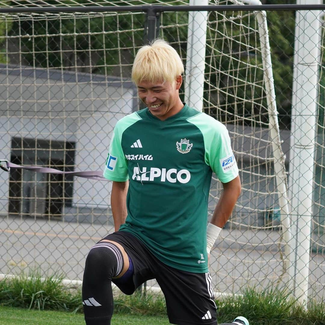 松本山雅FCのインスタグラム：「9.12トレーニング 選手の様々な表情をピックアップ📸🟢  #yamaga #matsumotoyamaga #野澤零温 #村山智彦 #志村滉 #神田渉馬 #ビクトル #山口一真 #國分龍司  #宮部大己 #新井直登」