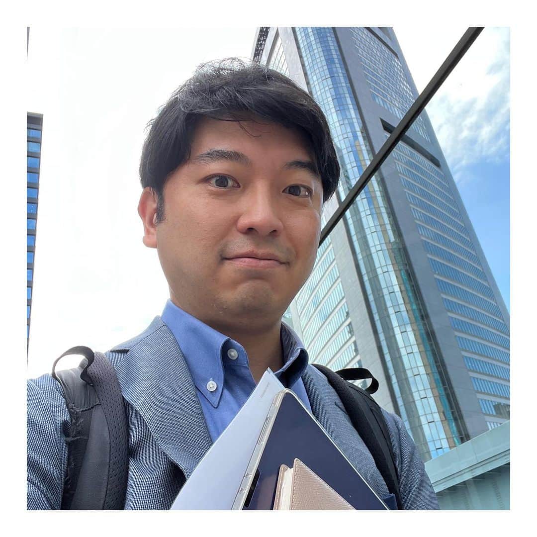 藤田大介のインスタグラム：「「DayDay.」終わり、汐留を駆け回りながら打ち合わせ！iPadに手帳にノートに、頭フル回転。午後4時、ようやく食事にありつけそう。 特に今週末の茨城県で中高生に向けて行う日テレ出前授業が楽しみすぎる！  佐藤真知子さんがショートヘアーにしていた！Instagramで見ていたけど、先ほど一緒にいたのに直接言えるタイミング逃してしまった😅🙏真知子さんごめん！似合ってるー(^^)♪ネットでしか言えないシャイな私、許してください、、、  #日テレ #汐留 #dayday」