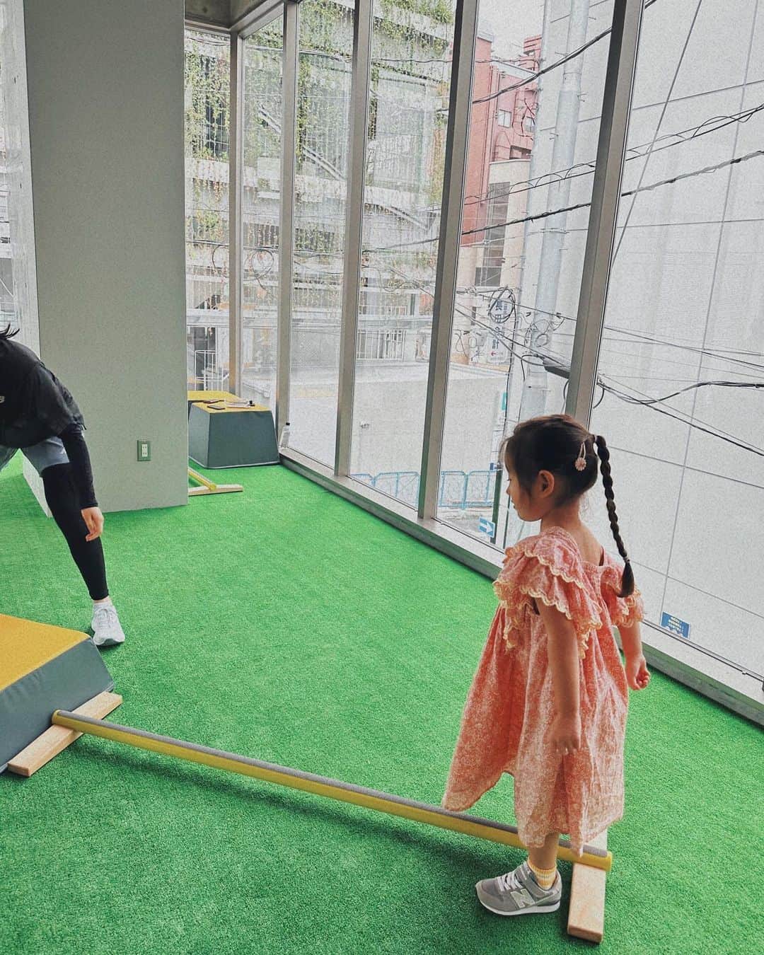 菊井彰子さんのインスタグラム写真 - (菊井彰子Instagram)「・ 【New Balance kids collection Exhibition 2023 AW👟】  @newbalance さん初のキッズ展示会へ 娘といってきました♡ とても豪華なイベントで充実してたよー👏  ⚫︎カメラマン松木さんによる写真撮影&その場で素材を頂ける📷　@matsukikousuke   ⚫︎サイズ選びが難しい子供の成長に合わせたフィッティングサービスが丁寧に受けられる👟  ⚫︎シューズボックスでバックをつくるワークショップ🛍️  ⚫︎スニーカーを試しながら人工芝生スペースでスタッフさん管理の元遊べる  ⚫︎ポップコーンやジュースなど子供が喜ぶケータリングスペース有り🍿  ⚫︎来場者にはキッズスニーカを一足プレゼント🎁  こんな豪華なイベント他になかなかないです😳  @newbalance のキッズスニーカーは タウン用やスポーツ用など目的別で選べます。 まだまだ成長する子供の足には 安心安全なスニーカーを選択して行きたい♡  ちなみに娘は996のピンク色がお気に入りでした👟  @newbalance さんありがとうございました‼️  ・ ・ ・ ・ ・ #nbkids #newbalance  #ニューバランス  #ニューバランスキッズ  #newbalancekidscollection #4歳女の子　 #4yearsold  #女の子のお洋服  #4歳お洋服　 #親子ピンクコーデ #louisemisha」9月12日 15時54分 - yanakiku_kiku