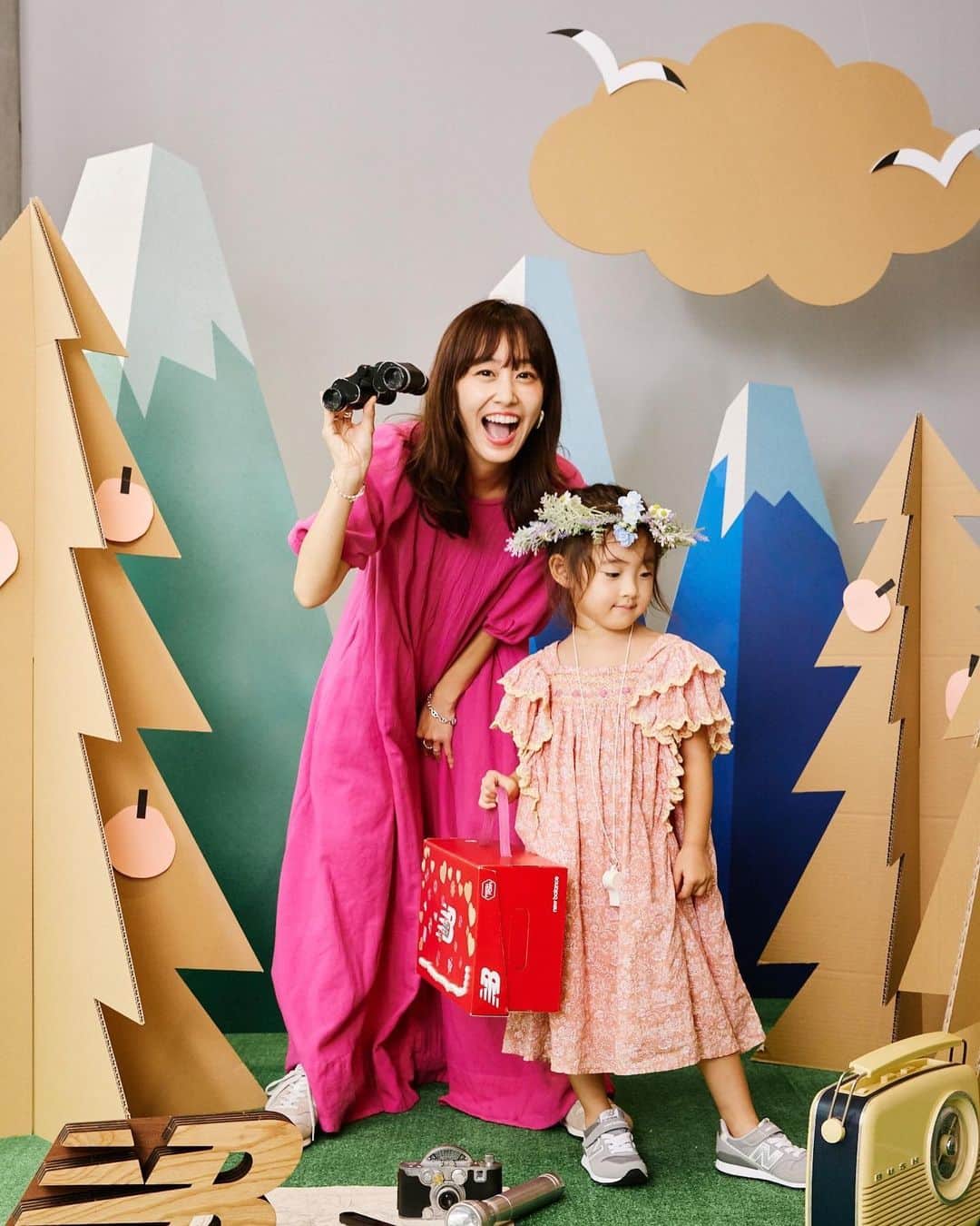 菊井彰子のインスタグラム：「・ 【New Balance kids collection Exhibition 2023 AW👟】  @newbalance さん初のキッズ展示会へ 娘といってきました♡ とても豪華なイベントで充実してたよー👏  ⚫︎カメラマン松木さんによる写真撮影&その場で素材を頂ける📷　@matsukikousuke   ⚫︎サイズ選びが難しい子供の成長に合わせたフィッティングサービスが丁寧に受けられる👟  ⚫︎シューズボックスでバックをつくるワークショップ🛍️  ⚫︎スニーカーを試しながら人工芝生スペースでスタッフさん管理の元遊べる  ⚫︎ポップコーンやジュースなど子供が喜ぶケータリングスペース有り🍿  ⚫︎来場者にはキッズスニーカを一足プレゼント🎁  こんな豪華なイベント他になかなかないです😳  @newbalance のキッズスニーカーは タウン用やスポーツ用など目的別で選べます。 まだまだ成長する子供の足には 安心安全なスニーカーを選択して行きたい♡  ちなみに娘は996のピンク色がお気に入りでした👟  @newbalance さんありがとうございました‼️  ・ ・ ・ ・ ・ #nbkids #newbalance  #ニューバランス  #ニューバランスキッズ  #newbalancekidscollection #4歳女の子　 #4yearsold  #女の子のお洋服  #4歳お洋服　 #親子ピンクコーデ #louisemisha」