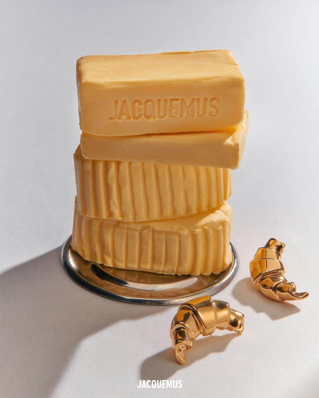 ジャックムスさんのインスタグラム写真 - (ジャックムスInstagram)「« A TABLE! » Croissant ou pain au chocolat ?  Jacquemus.com」9月12日 15時54分 - jacquemus