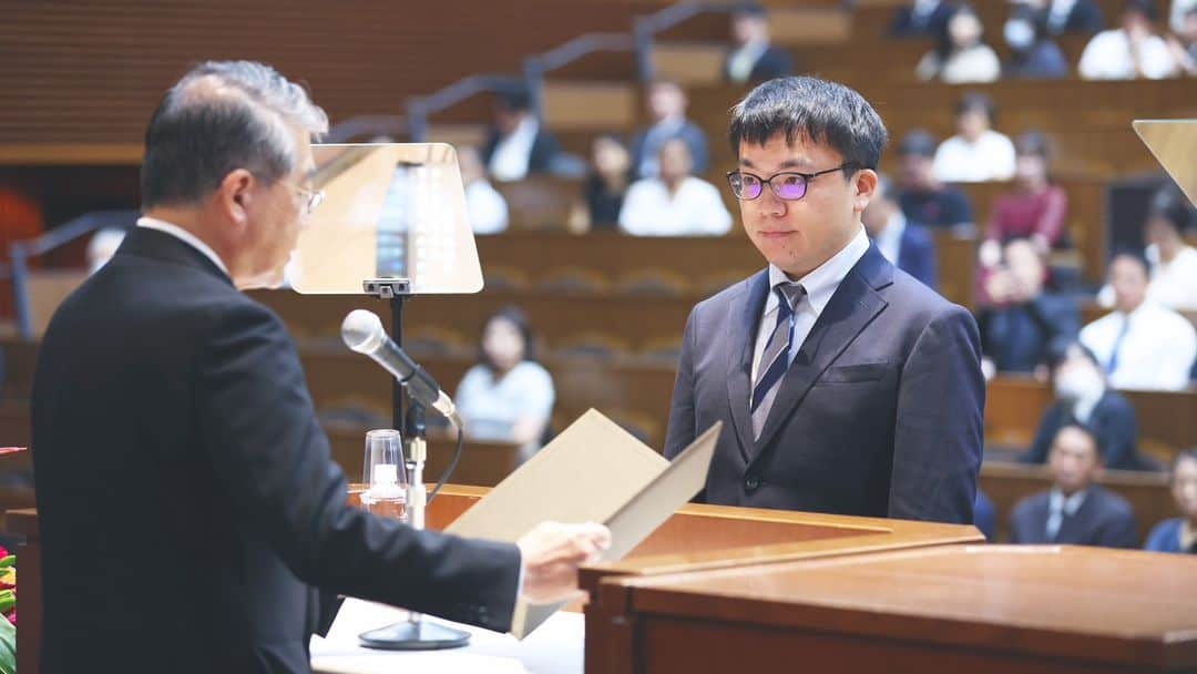 法政大学さんのインスタグラム写真 - (法政大学Instagram)「2023年9月卒業・学位記交付式と秋季入学式を9月9日（土）に開催しました✨ 写真1枚目～6枚目が学位記交付式の様子です。卒業生、修了生のみなさん、誠におめでとうございます！ 写真7枚目～10枚目が秋季入学式の様子です。新入生のみなさん、ご入学おめでとうございます。法政大学にようこそ！  "The September Graduation Ceremony and Conferral of Degree Certificate" and "The Entrance Ceremony Fall" were held. Photos 1 to 6 are from "The September Graduation Ceremony and Conferral of Degree Certificate". Congratulations to all the graduates and alumni!  Photos 7 to 10 are from "The Entrance Ceremony Fall". Congratulations to all new students on your admission. Welcome to Hosei University!  #法政大学 #法政 #大学 #キャンパスライフ #大学生活 #勉強 #授業 #受験 #受験生 #hoseiuniversity #hosei #university」9月12日 15時57分 - hosei_university