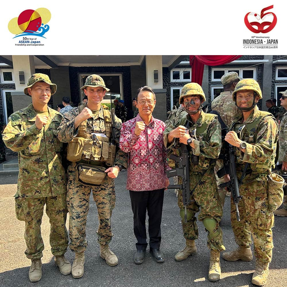 石井正文さんのインスタグラム写真 - (石井正文Instagram)「Pada tanggal 10 September, saya meninjau operasi amfibi Super Garuda Shield di Banyuwangi. Latihan yang diselenggarakan bersama oleh Indonesia dan Amerika Serikat ini diikuti juga oleh Inggris, Australia, Singapura dan Jepang. Lebih dari 200 personel dari Pasukan Bela Diri Darat Jepang(JGSDF), termasuk Satuan Tugas Amfibi dan Brigade Lintas Udara 1, berpartisipasi dalam latihan ini, dalam rangka memperkuat kerja sama dengan negara-negara sahabat.🤝✨  9月10日、バニュアンギでスーパーガルーダシールドの水陸両用作戦を視察しました。インドネシアとアメリカが共催し、日本に加えてイギリス、オーストラリア、シンガポールなどが参加しています。陸上自衛隊からは水陸両用機動団と第１空挺団等、２００名以上の隊員が参加し、各国との連携を強化しています。🤝✨  #65indonesiajepang #65japanindonesia #50aseanjapan #jepang #dubesjepang #dubeskanasugi #supergarudashield #JGSDF #teamwork」9月12日 16時00分 - jpnambsindonesia