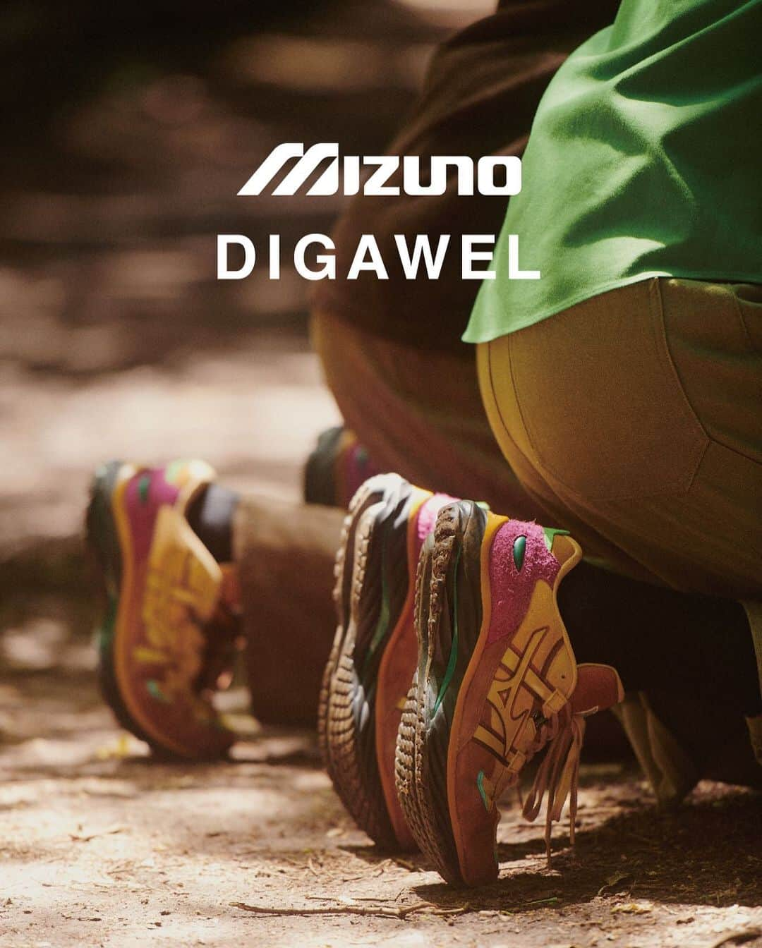 MIZUNO1906 Official Accountさんのインスタグラム写真 - (MIZUNO1906 Official AccountInstagram)「【MIZUNO×DIGAWEL】 コラボレーション企画 第二弾 。  2023年（SS/AW）のテーマはピクニック。  自然に溶け込むような、ナチュラルなベージュやブラウンカラーに、90年代の時代背景を重ねた挿し色を取入れた提案で、第一弾、第二弾企画セットで一つのテーマ『ピクニック』が完成する。  そういった意味では『対』となる提案となっている。    ベースモデルは、WAVE RIDER βを採用。  1997年に誕生したWAVE RIDERは現在、WAVE RIDER 27まで発売となっており、25年以上に渡りアップデートを重ね、ミズノを代表するランニングシューズとなっている。  そんな中で誕生したWAVE RIDER βは、過去のWAVE RIDERのキーポイントを随所に落とし込んだミズノのデザイン テクノロジーと最新のソールユニットを組み合わせた、新しいシューズの提案となっている。    最新のソールユニットはWAVE RIDER史上、最高のクッション性を備え、合わせて反発性が更に進化。また、新形状のウエーブプレートにより、更なる安定性を生み出し、接地から蹴り出しまでスムーズな体重移動と足運びをサポートする。    そんなWAVE RIDER βを、90年代のトレッキングシューズをモチーフにアッパーデザインをアレンジしたDIGAWELとのコラボレーションモデルは、特別で目を惹く一足といえる。  今作の第二弾は、新色を配しただけではなく、AWシーズンらしくヒールのスエードを毛足の長いものに変更したり、カラーブロッキング自体を再構成するなどブランドの細かな配慮も反映されている。  また、付属されるスペアシューレースは、第一弾のチョコミントアイスに対し、チョコチップアイスから着想を得ている。   ■商品名■  WAVE RIDER β DIGAWEL  ■カラー■ D1GD230801  ■サイズ■  23.0 cm～29.0cm（ハーフサイズあり）  ■価格■ ￥28,000（税込価格￥30,800）  ■発売予定日■  2023年9月23日(土)　11時  ※生産状況等により変更になる場合があります  ■販売店舗■  BEAMS JAPAN DOVER STREET MARKET GINZA  UNION TOKYO UNION OSAKA  DIGAWEL 1  MIZUNO OSAKA CHAYAMACHI  MIZUNO TOKYO  ミズノショップ京都新京極  MIZUNO ONLINE STORE   @mizuno_sportstyle  @mizuno_sportstyle_hk  @mizuno_sportstyle_tw  @digawel_official  #Mizuno #ミズノ #美津濃 #MizunoSportstyle #mizunotokyo #mizunoosaka #mizunokyoto #lifestyleshoes #sneakers #shoes #靴」9月12日 16時13分 - mizuno_sportstyle_jp