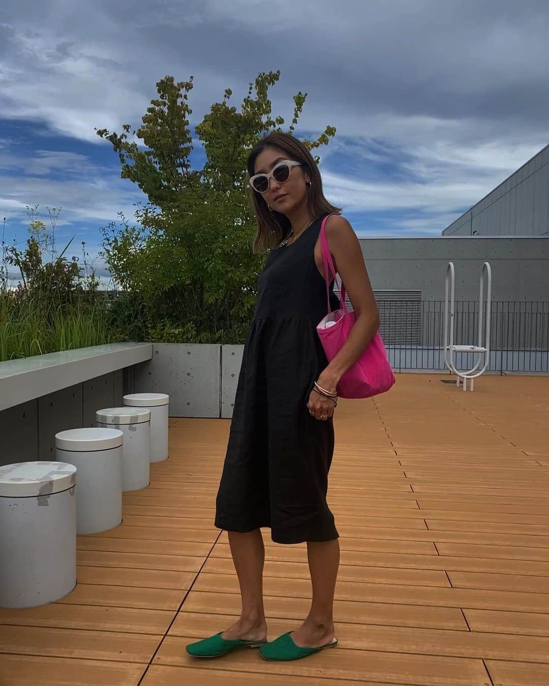 堀舞紀のインスタグラム：「🔆🧫🔆  世の中が 秋のくくりに なってきたから 近所以外で🩴も 微妙かと最近はつま先隠してます。  TPOってー やつです🧸  ネオンピンクbag @ayakawasaki  🧫はわみぃ〜♡  #et_O はsupermanにも 変身しますよ🤭 お見知り置きください。  #母親服装 #秋服 👆🏾 どこが？  まだ暑いしね🫠。」