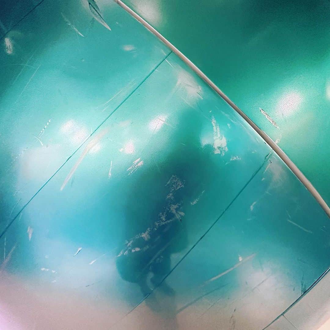 YOSHIROTTENさんのインスタグラム写真 - (YOSHIROTTENInstagram)「M🌚🌝N LANDING at  @landmarkhk @belowground.hk   先月まで開催していた fluid gardenのソファは合体してこちらの球体へと変化しました ムーンフェスティバルという行事にあわせて 今回はmoon landingという展示をやってます 1ヶ月間で多くの人々が座ったり乗ったりした 形跡がまるで月の表面みたいで気に入ってます  The sofa from The Fluid Garden which was held until last month were actually combined and transformed into this sphere.  In line with the Moon Festival event, we are doing an exhibition called "Moon Landing".   I personally like the way it looks like the surface of the moon from the traces of all the people who have sat and been on it for the past month.」9月12日 16時06分 - yoshirotten