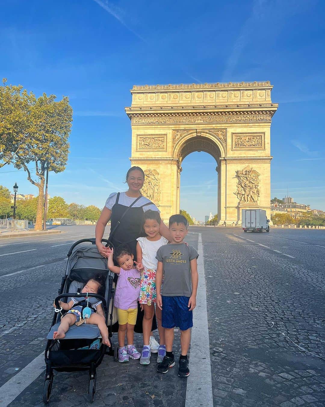 エリナ シルカのインスタグラム：「Arc de Triomphe 朝一だとだれもいない凱旋門🫶」